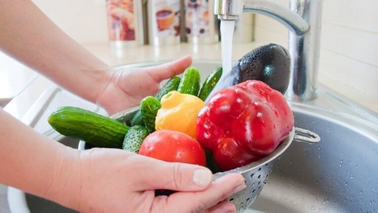 Lavar verduras y frutas como medida preventiva contra los parásitos.