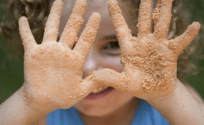 infección por parásitos a través de manos sucias